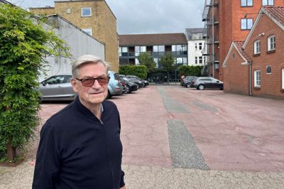 Anker Jensen, Gjellerup, har brugt parkeringspladsen bag Herning City Hotel i rigtig mange år. Derfor opdagede han ikke, at ejerne ikke længere tillader tidsbegrænset parkering og udskriver afgifter til alle bilister, der parkerer på pladsen uden at registrere sig inde på hotellet. Pladsen overvåger ejerne med kameraer, der scanner nummerpladerne på alle biler.