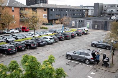 Håbet om at få et parkeringshus her på Smedegade er ikke helt begravet endnu, fortæller Ulrik Hyldgaard (V), der er formand for byplan- og bosætningsudvalget i Herning Kommune.