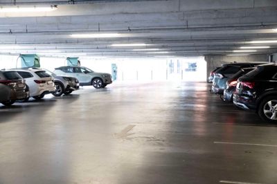 I Herning er parkeringspladserne gratis, men der kan være tidsbegrænsning på. Reglerne varierer alt efter p-plads, og om det er offentligt eller privat.