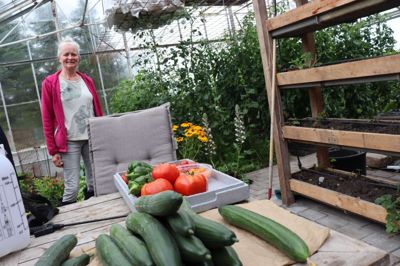 64-årige Kirsten Jensen nyder at bo i Munklinde, hvor der er god plads til et stort drivhus med alskens grønne herligheder.