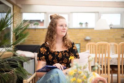 Når Stephanie Riis Jensen ikke læser til lærer, skriver hun bøger. Hendes nyeste skud på stammen er en børnebog om transkønnethed.