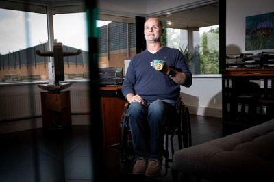 Thomas Bradal måtte lige lede nogle flyttekasser og diverse igennem for at finde frem til medaljen, da vi bad ham tage den med på sin virksomhed, Bradals Produkthandel. Den skinner dog stadig.