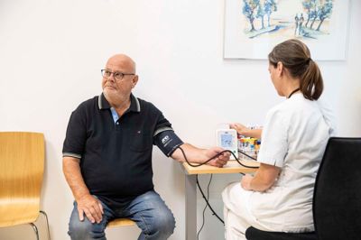 Peder Agerbo fra Vildbjerg har som hjertepatient deltaget i flere forskningsprojekter. Han føler en ekstra tryghed ved at få målt sine tal lidt oftere, mens han også godt kan lide tanken om, at han bidrager til den vigtige forskning.