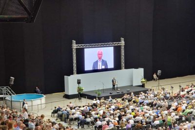 I juli holdt Jehovas Vidner over to weekender stort sommerstævne i Herning.