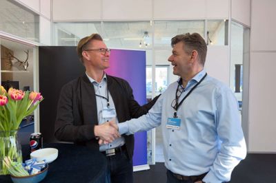 Jan Østergaard (t.h.) fra Ikast-virksomheden CO2Pro har skaffet Claus Blicher og hans firma, AI Power, en aftale med teknologigiganten Huawei Digital Power.
