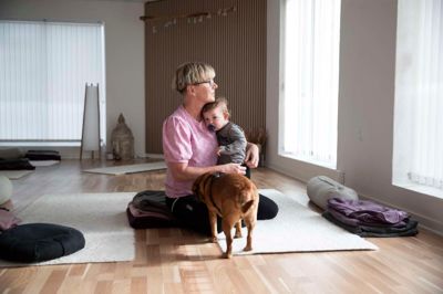 Birthe Mikkelsen siger farvel til Theodor (på billedet) og de andre dagplejebørn, når hun 1. august helliger sig sin klinik, hvor hun tilbyder yoga, massage og voks- og ansigtsbehandlinger. I foråret flyttede hun ind i hjørneejendommen på Nr. Bredgade 2A, hvor hun har omkring 70 kvadratmeter. Tidligere holdt hun til i et lokale i industrikvarteret i Kibæk.