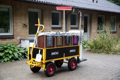 MCH Messecenter Herning specialindrettede en vogn, Jonas Vind Bach og Tonni Sandholm kunne samle affald i, for ifølge projektleder i bæredygtighed i MCH, Maria Galmstrup, vil messecentret gerne støtte deres gode agenda om at tage ansvar for naturen og lokalsamfundet og ikke mindst støtte deres engagement.