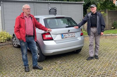 Det har været en dyr fornøjelse for Niels Erik Fenger Jensen (t.h.) at parkere ved sin lejlighed i Dalgasparken. Over 7000 kroner kræver p-selskabet Avantpark, at han skal betaler i afgifter og diverse gebyrer. Hans nabo, Martinus Nielsen, har ellers forsøgt at hjælpe ham.