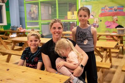 Stina Christensen med børnene Elliot (7 år), Ofelia (10 år) og Filippa (3 år).- Vi er 10 dage på rundtur i Danmark. Vi har været i Odense, Fredericia og nu Herning, og vi tager videre til Randers.