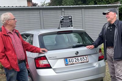 Der er glæde at spore hos Niels Erik Fenger Jensen (t.h.), der slipper for at skulle betale over 7000 kroner til p-selskabet Avantpark, som har valgt at droppe de fem p-afgifter, han ellers havde fået. Også Martinus Nielsen er glad på naboens vegne.