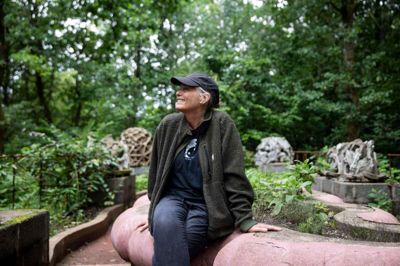 Daglig leder Kristina Taaning fotografet i klosterhaven i rød beton, der ligger over for Det Gotiske Skur, som er et område, der forbinder nord- og sydskoven. Her vokser spiselige urter i det, der hedder den antropocæne klosterhave. Antropocæn er den geologiske periode fra midten af 1900-tallet og frem. En klosterhave er over 1000 år gammel og var i Middelalderen et sted, hvor man dyrkede lægeplanter og krydderurter.
