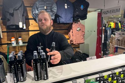 De er i fuldt gang med at fylde op med varer i Sportigan i Vildbjerg i disse dage.