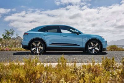 Med baghjulstræk har den elektriske Porsche Macan op til 360 hestekræfter og en rækkevidde på op til 641 kilometer. Prisen starter på 719.900 kroner. (PR-foto). Pr-Foto/Ritzau Scanpix
