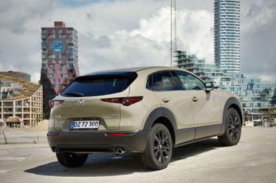 Zircon Sand er en ny farve til CX-30, som får den kompakte crossover til at skille sig ud. Sorte alufælge hører til udstyrsniveauerne Nagisa og Homura. Morten B. Bek/Ritzau Scanpix