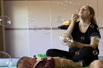 Majbritt Poulsen og datteren Emily var med til babysalmesang i foråret, og de er med igen på det nye hold, der begynder i midten af august.