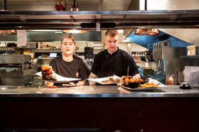 Jacob Madsen bliver sendt i bad af kæresten efter en endt arbejdsdag, for han lugter af friture, når han kommer hjem.