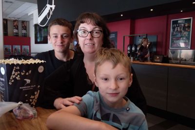 Jane Duedal og drengene Oliver og Oscar, Herning: -Sommervejret er da noget møg, men vi har ikke kedet os. Vi har været i Blokhus i sommerhus. Det var mest en arbejdsferie, for der skulle males. Nu skal vi ind og se »Grusomme mig 4«.