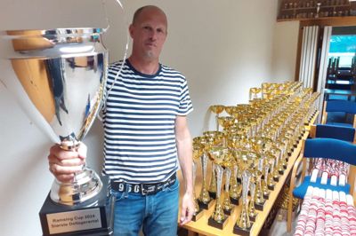 Centerleder Brian Vang med pokaler og medaljer til Ramsing Cup.