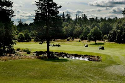 Golfvogne og udstyret til plejen af banerne hos Trehøje Golfklub skal ind i varmen for at forlænge maskinernes levetid.