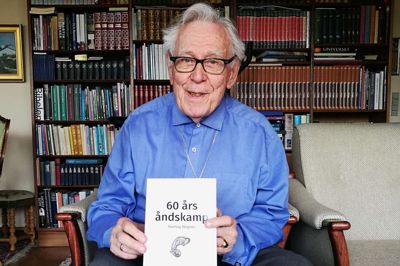 Pastor emeritus, forfatter og debattør Hartvig Wagner, Gullestrup, præsenterer her sin nye bog sammen med de tidligere udgivelser.