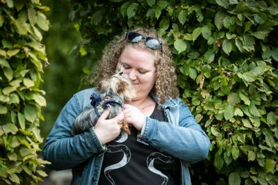 Yorkshire terrieren Mille er en af Therese Ejsing Mehlsens stamkunder.