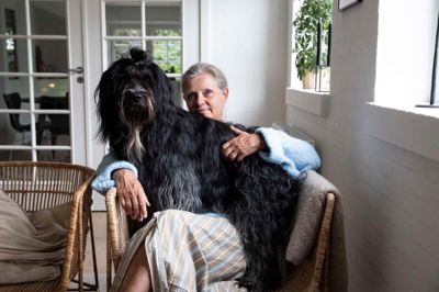 Teddy - som her er fotograferet sammen med sin ejer, Brit Villadsen - er en hollandsk hyrdehund - eller som Therese Ejsing Mehlsen, der jævnligt passer Teddy, siger: Teknisk set er han en hyrdehund, men det ved han ikke, så han er bare chill (afslappet, red.). Han er den mest chill hund, jeg har haft, siger hun.