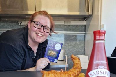 Sandra Carey Allen er til dagligt socialpædagog, men i sommerperioden triller hun sin madvogn ud til forskellige arrangementer. I år stod Vildbjerg Cup på listen, men hun skulle lige finde ud af dét med den rigtige placering.