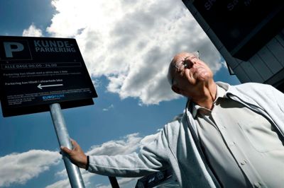 Bent Larsen klagede i begyndelsen af 2023 over en parkeringsafgift, han fik her på parkeringspladsen på Viborgvej 97 ved Rema 1000 og Sport 24 Outlet. Halvandet år senere er Parkeringsklagenævnet endnu ikke færdige med at behandle hans sag, og det skuffer bilisten.
