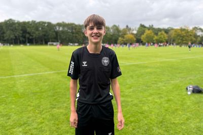 Ebbe Sejer Hedegaard er Vildbjerg Cups yngste dommer. I en alder af 15 år dømmer han kampe med spillere, der kan være helt op til et halvt eller helt år yngre end ham selv.