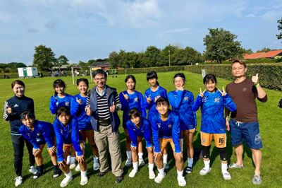 Kaohsiung Municipal Youchang Junior High School er i år med til Vildbjerg Cup med et ottemandshold. Her ses rektor Yung-Chang Huang i den stribede trøje med sit hold bag sig og trænerne/lærerne.