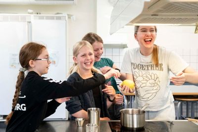 »Hvad gør vi lige med den her citron?« Der var masser af grin og hyggesnak, mens pigerne lavede mad på sommerkokkeskolen i Engesvang.