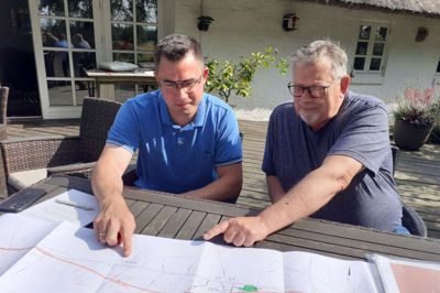 Landbrug og borgerforening har sammen sat fingrene på de ømme punkter i Vejdirektoratets forslag til en ny 2+1 vej syd om Haunstrup. Jes Berg Andersen fra Herning-Ikast Landboforening og til højre Jørgen Nørgaard, formand for Haunstrup Borgerforening, har foreløbigt samlet omkring 180 underskrifter for at få en mere trafiksikker løsning.