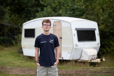 Erik Faurholdt Jørgensen bor de fleste weekender i campingvognen for at være tæt på livet i Herning Svæveflyveklub.
