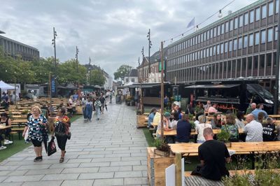 Torvet er omdannet til madfestival i denne uge med en række opstillede food trucks.