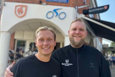 Kristian Sav Madsen (t.v.) er ny mand i Sportigan i Vildbjerg. Han skal blandt andet stå for at gøre butikken mere synlig på nettet, og spørger man indehaver Emil Hansen er det et tiltrængt løft til forretningen, der gerne vil have endnu flere kunder i butikken.