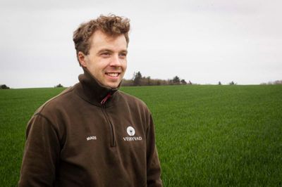 40-årige Mads Stilling Høstgaard bor på sin fødegård »Vejbyvad« i Vejby sammen med sin kone Mette Sloth Høstgaard og børnene Aksel på 8, Ebbe på 7 og Ingrid på 3. Han siger om sig selv, at han er »en doven landmand«, for han vægter højt at prioritere timerne i kalenderen, så der også bliver tid til gode stunder med familien. Han finder også tiden til at være et af de nyvalgte skolebestyrelsesmedlemmer i Vestsalling Skole og Dagtilbud, VSD, og sidder i bestyrelsen for Frøavlerselskabet.