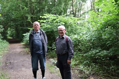Arkivleder Ejvind Lassen, (t.h.) og John Juul Eriksen gør opmærksom på, at der langs stien rundt om Bølling Sø er rester fra fortidens massive tørveproduktion i Moselund.