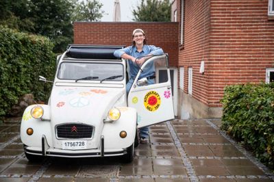 Christoffer Quist med sin 2CV, Ellen Margrethe, der er opkaldt efter hans oldemor. Nummerpladerne er midlertidige. Christoffer Quist venter med spænding på at modtage de rigtige, så han kan komme ud at køre.
