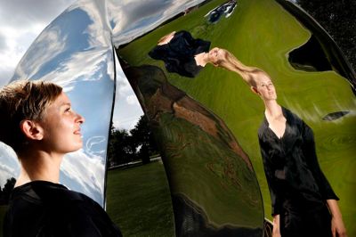 Billedkunstner Marie Kølbæk Iversen har skabt den sci-fi-agtige, futuristiske skulptur, der rækker tilbage til fortiden og markerer Herning Gymnasiums 100 års jubilæum. Skulpturen afsløres på onsdag.