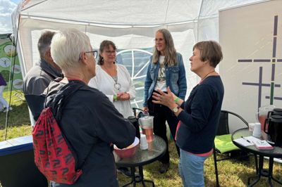 Aulum Menighedsråd havde en stand på Aulum Dyrskue i august for at gøre reklame for menighedsrådsvalget. Måske var det medvirkende til, at man denne gang fik et fuldtalligt menighedsråd i første forsøg. Fra højre er det menighedsrådsmedlemmerne Mette Bjerg, Lene Tønning og Ane Davidsen.