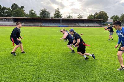 Herning Hawks har igen gang i fodbolden, og denne gang er det flag football. I midten med blå kasket ses Mads Vestergaard Svendsen, der har været tovholder på at få det nye hold op at stå.