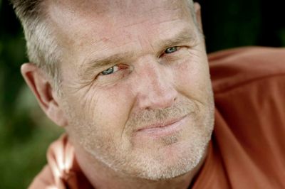 Skægget er ikke så langt lige nu, men fuldskægget er nogle gange medvirkende til at give Torben Lindholdt roller som statist. Han bliver eksempelvis brugt meget som betjent på den konto.