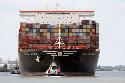 Vi veksler mellem bitte små og enormt store ting på denne tur. De voldsomme containerskibe i havnen vidner om, at Hamborg er Europas næststørste havn. Det er imponerende at sejle rundt i havne og kigge på disse.