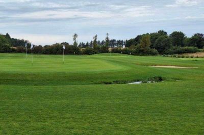 Sådan ser det nye træningsareal ud her Trehøje Golfklub. Indvielsen denne lørdag sker i forbindelse med klubbens 31 års jubilæumsturnering, og det er klubbens juniorer, der får æren af at klippe den røde snor over og spille den første turnering på banen.