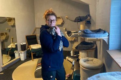 Hellemai Schou mangler plejefamilier til de vildtlevende katte, som hun gerne vil fange flere ind af og sende dem videre ud til plejefamilier, så de kan blive socialiseret og senere adopteret.