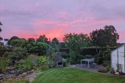 Solnedgang over Birgit og Erik Frøstrups have i Lind. Haven kan opleves på den næste havevandring i Herning Havekreds.