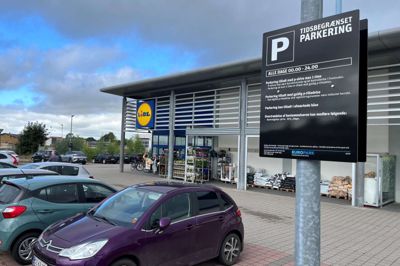 Europark har sat nye, sorte skilte op på Lidls parkeringsplads, hvor reglerne om parkingen på Viborgvej er blevet strammet.