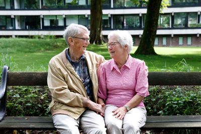 Thorkild og Gerda Pedersen har haft det meste af deres foreløbig 65 år lange ægteskab i Tjørring, men bor nu i Herregårdsparken i Herning, hvor de nyder udsigten til Herningsholm og alt det liv, der er i parken lige neden for deres altan.