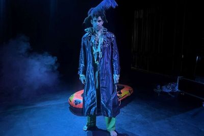 Patrick Egerborg, baryton med skuespilevner, idemager, manuskriptforfatter og fandenivoldsk operaaktør var ene mand på scenen, udover den lokale pianist Olivera Marinkovics, som er et velkendt navn relation til Herning Opera Festival. Her favner han dødssejleren fra operaen ”Den Flyvende Hollænder”. Foto: Herning Opera Festival
