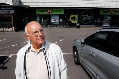 Det var en parkeringsafgift her foran Sport 24 Outlet på Viborgvej, som Bent Larsen klagede over til Parkeringsklagenævnet og indtil videre har ventet halvandet år på at få færdigbehandlet. Det har vist sig mere end svært for både Bent Larsen og Folkebladet at få et svar på, hvorfor det skal tage så lang tid.
